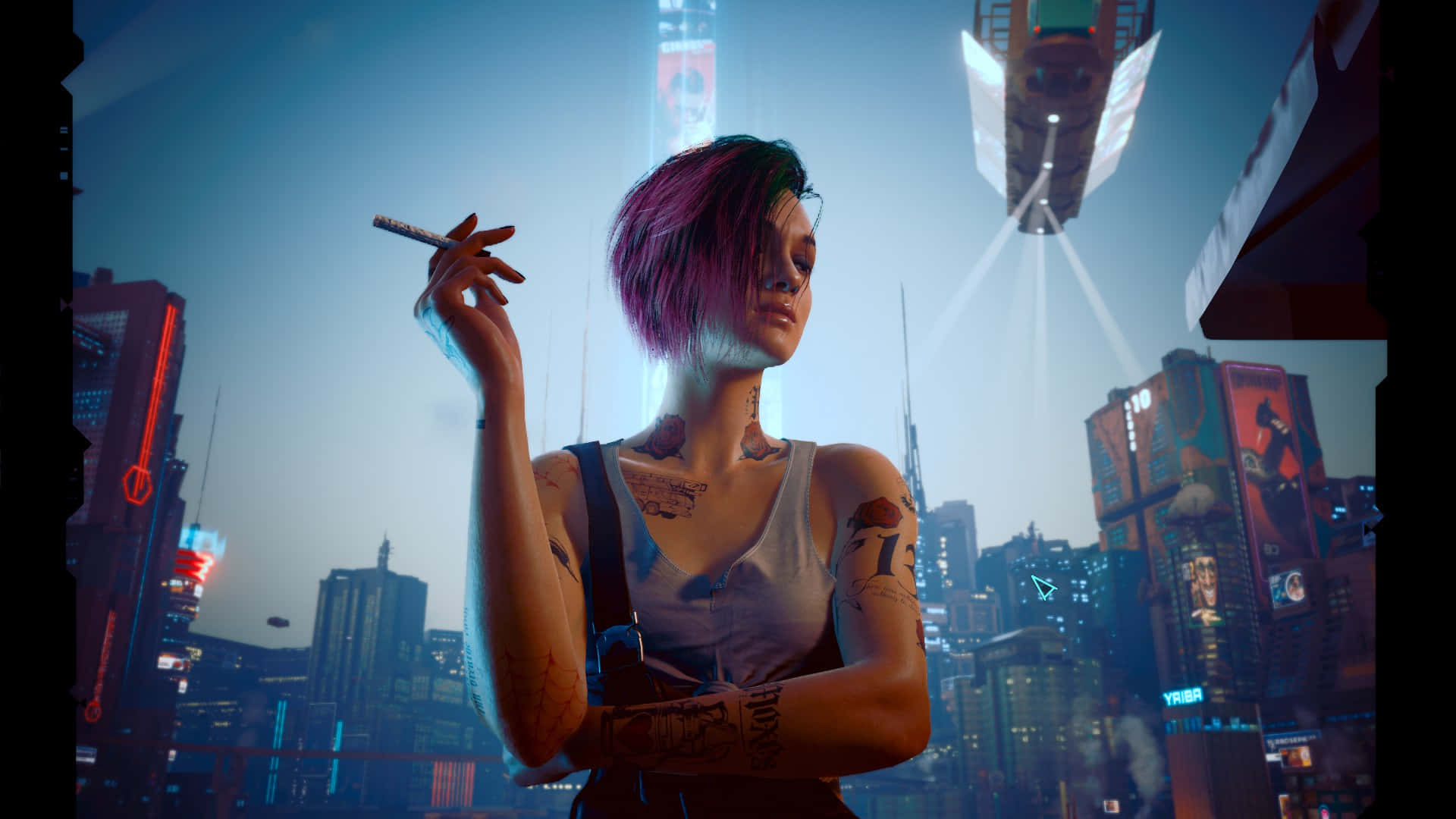 Cyberpunk 2077 Characters 桌布 壁紙 — 一位紫髮的賽博龐克女性在黃昏時分，以霓虹燈照亮未來城市天際線為背景抽煙。