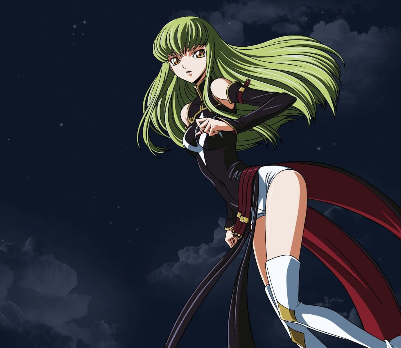 Code Geass C.c. 桌布 壁紙 — 一位綠髮動漫女孩，身穿黑白服裝，披著紅色斗篷，在繁星點點的夜空下動態地站立。