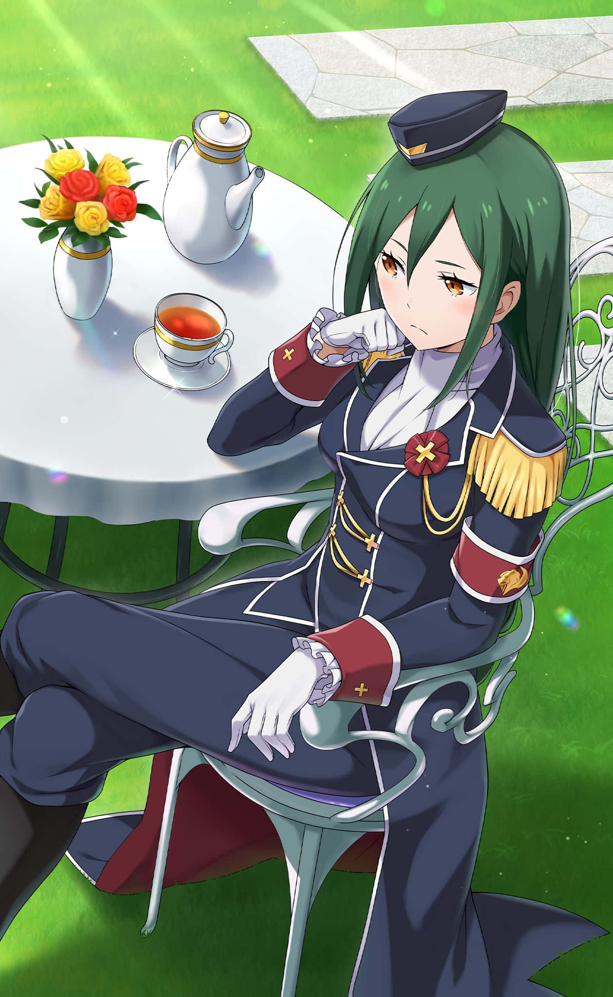 Crusch Karsten 桌布 壁紙 — 一位綠髮動漫女孩穿著精細的海軍制服，在戶外桌上品茶，桌上有玫瑰和茶壺。