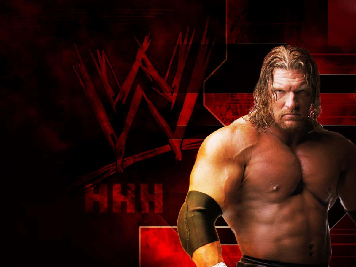 WWE 桌布 壁紙 — 一位肌肉發達、留著金色長髮的摔角手，在深紅色WWE標誌背景下強烈凝視。