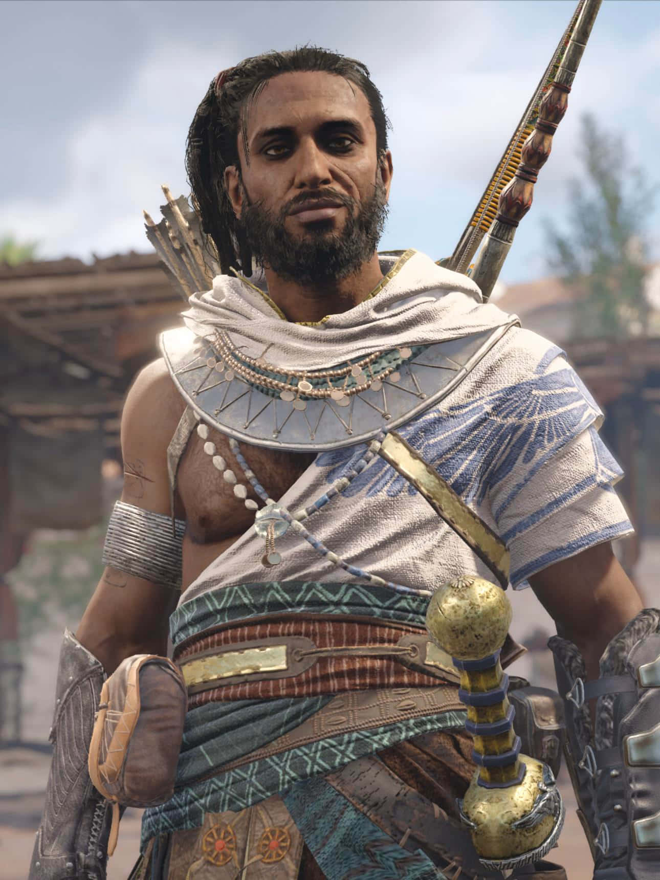 Bayek 桌布 壁紙 — 一位肌肉發達、編著辮子頭髮和鬍鬚的戰士，穿著華麗的盔甲，在明亮的天空下攜帶弓箭。