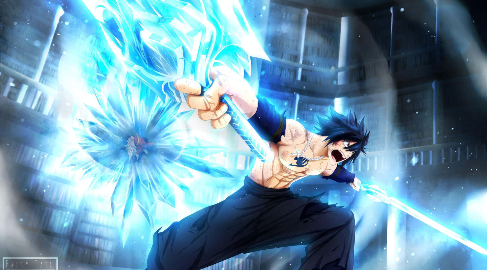 Gray Fullbuster 桌布 壁紙 — 一位肌肉發達的動漫戰士在一個擁有高聳書架的宏偉圖書館中釋放出一把發光的藍色冰劍。