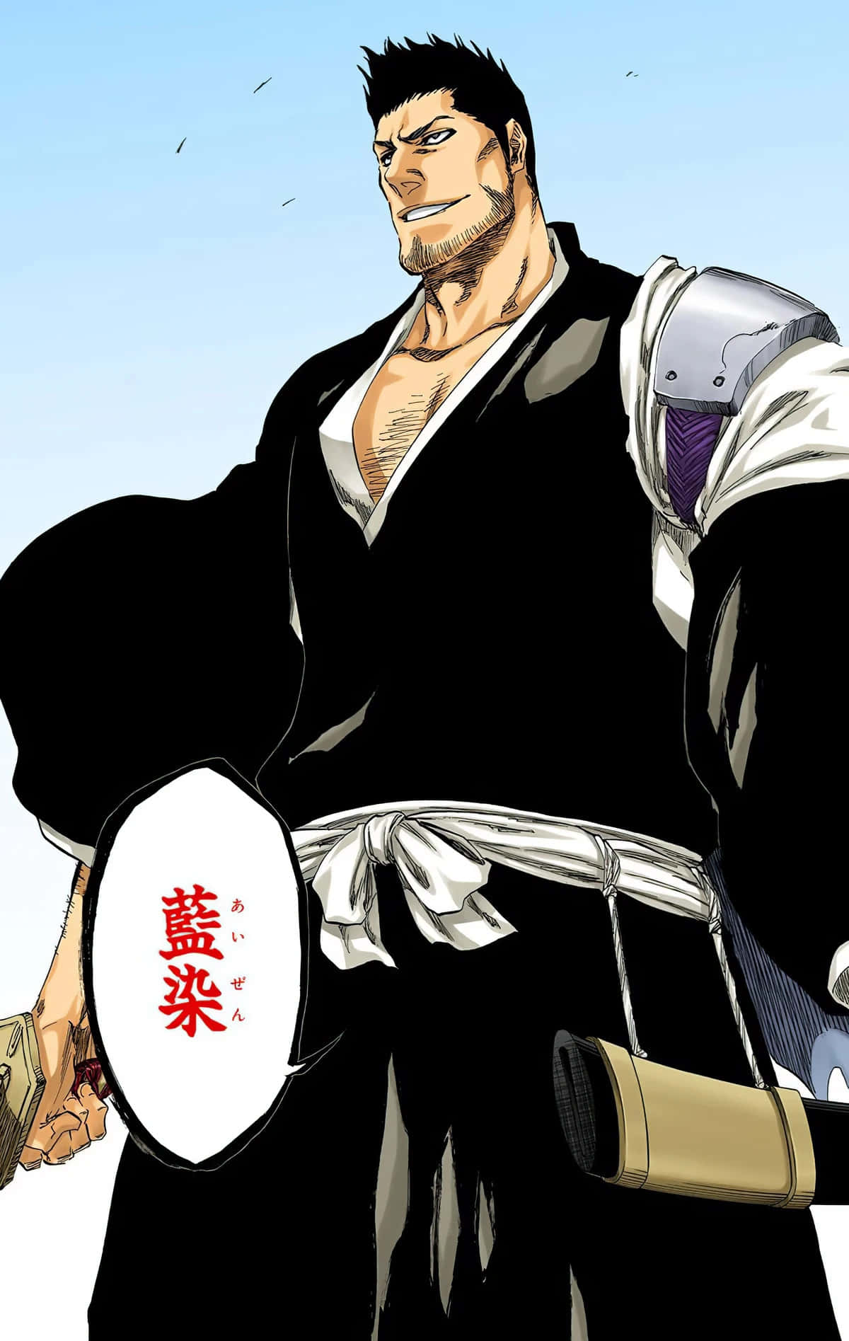 Isshin Kurosaki 桌布 壁紙 — 一位肌肉發達的動漫戰士穿著黑白制服，手持帶有紅色漢字的盾牌，背景是清澈的藍天。