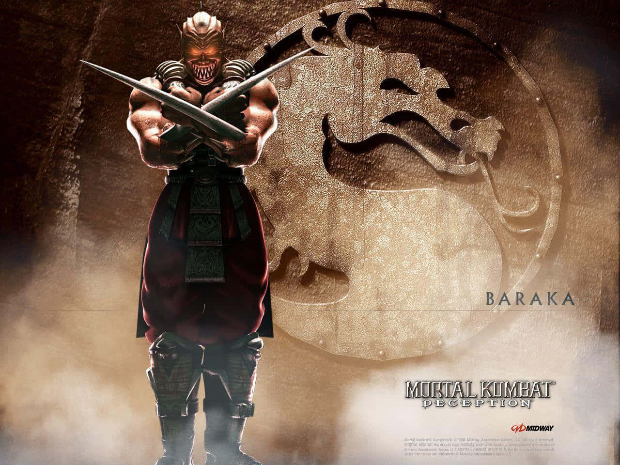 Mortal Kombat Baraka 桌布 壁紙 — 一位肌肉發達的戰士，戴著尖刺頭盔，手持交叉的刀刃，站在煙霧瀰漫、昏暗燈光下的龍徽章前。