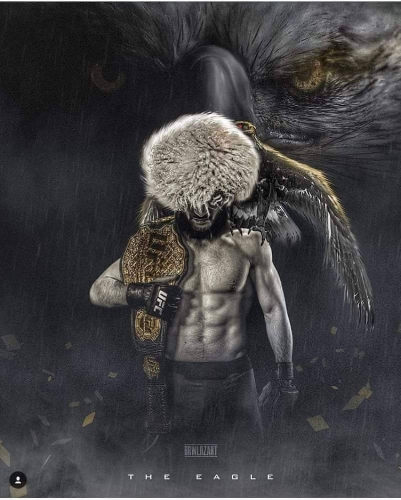 UFC 桌布 壁紙 — 一位肌肉發達的戰士戴著毛帽，手持冠軍腰帶，身後有一隻巨鷹在黑暗暴風雨中若隱若現。