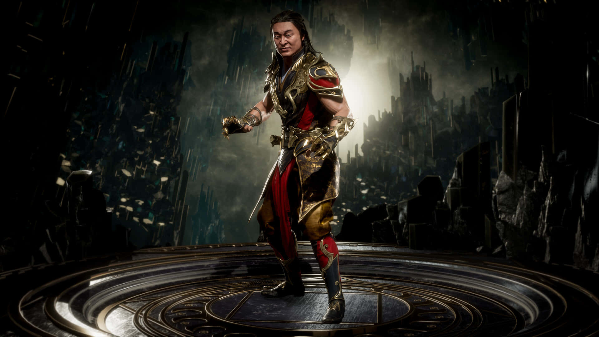 Mortal Kombat Shang Tsung 桌布 壁紙 — 一位肌肉發達的戰士身穿華麗的金色和紅色盔甲，站在圓形平台上，背景是風雨交加、 crumbling 的城市景觀。