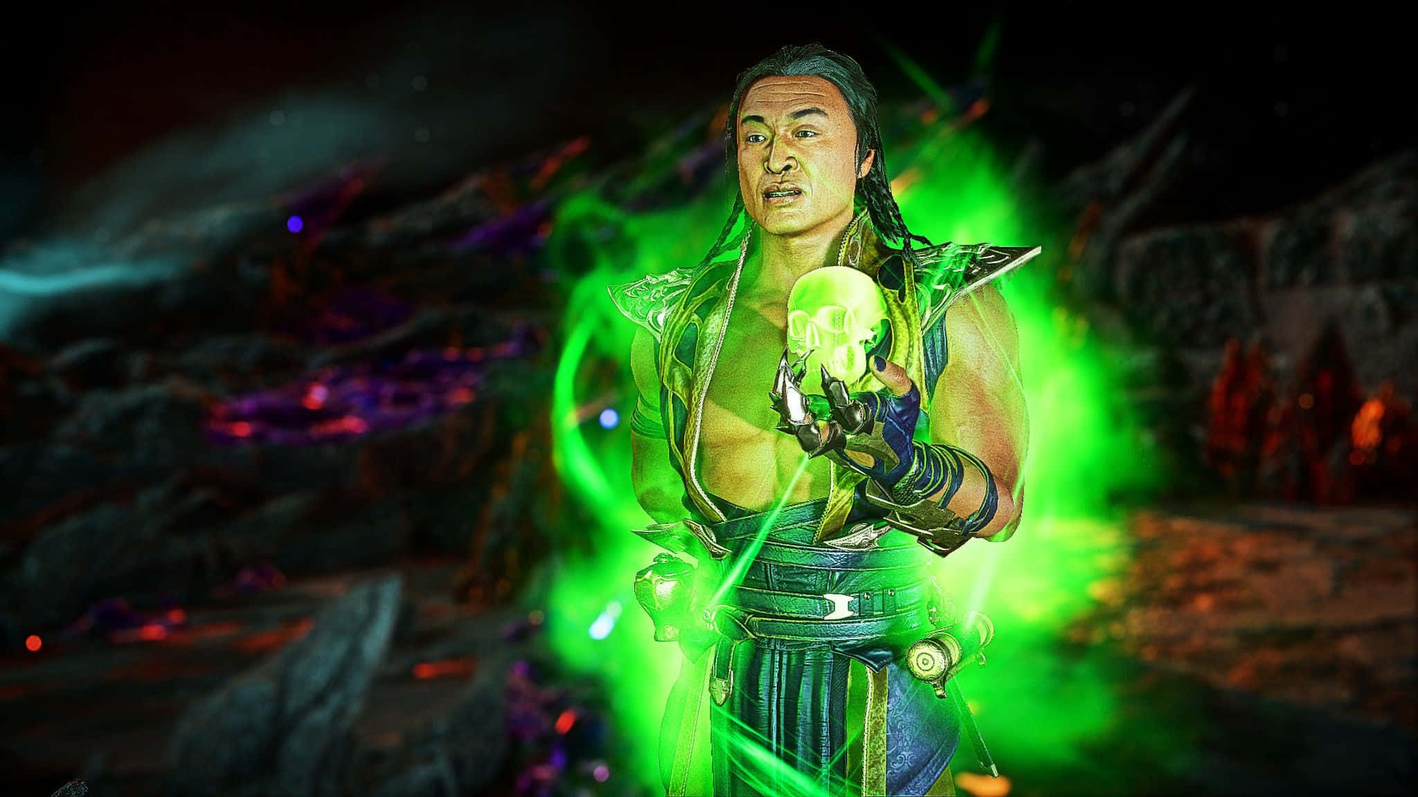 Mortal Kombat Shang Tsung 桌布 壁紙 — 一位肌肉發達的戰士身穿華麗盔甲，在黑暗的神秘洞穴中引導發光的綠色能量環繞一個頭骨。