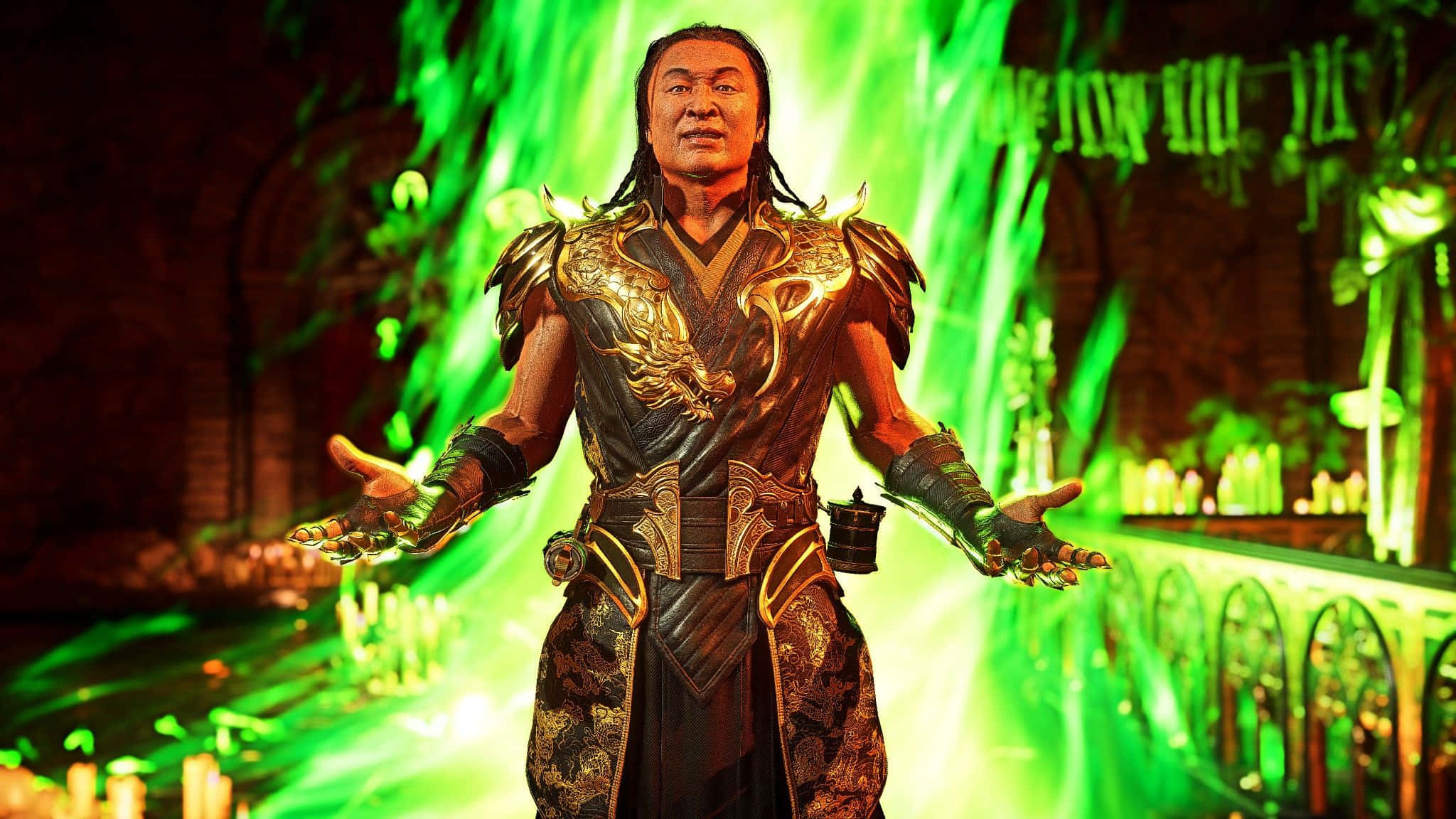 Mortal Kombat Shang Tsung 桌布 壁紙 — 一位肌肉發達的戰士身穿華麗金色盔甲，雙臂伸展，背景是發光的綠色神秘背景。