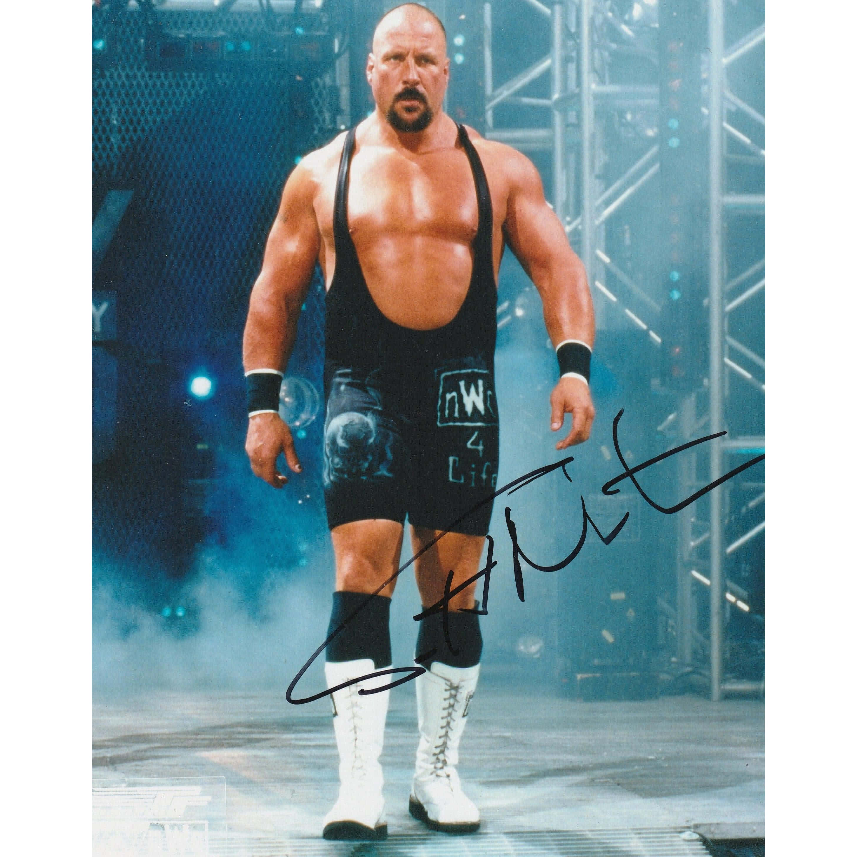 Scott Norton Semi-retired Wrestler 壁紙 — 一位肌肉發達的摔角手穿著黑色三角褲和白色靴子，自信地走過煙霧繚繞的燈光舞台。