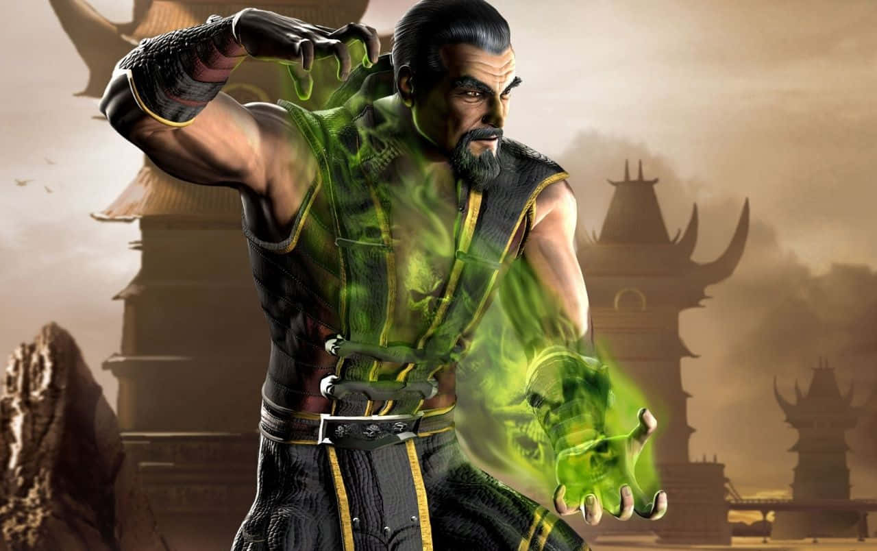 Mortal Kombat Vs Dc Universe 桌布 壁紙 — 一位肌肉發達的武術家在沙漠寺廟環境中引導發光的綠色能量，寺廟擁有古老建築風格。
