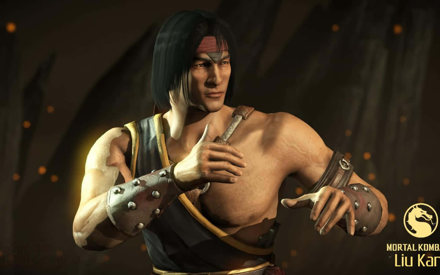 Mortal Kombat Liu Kang 桌布 壁紙 — 一位肌肉發達的武術家身穿暗色盔甲，在昏暗的競技場中擺好姿勢，發光的能量粒子在他周圍旋轉。