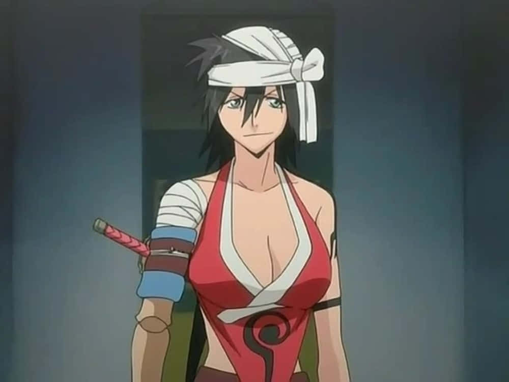 Kukaku Shiba 桌布 壁紙 — 一位自信的動漫女戰士，黑髮白頭帶，在昏暗的房間裡持劍站立。