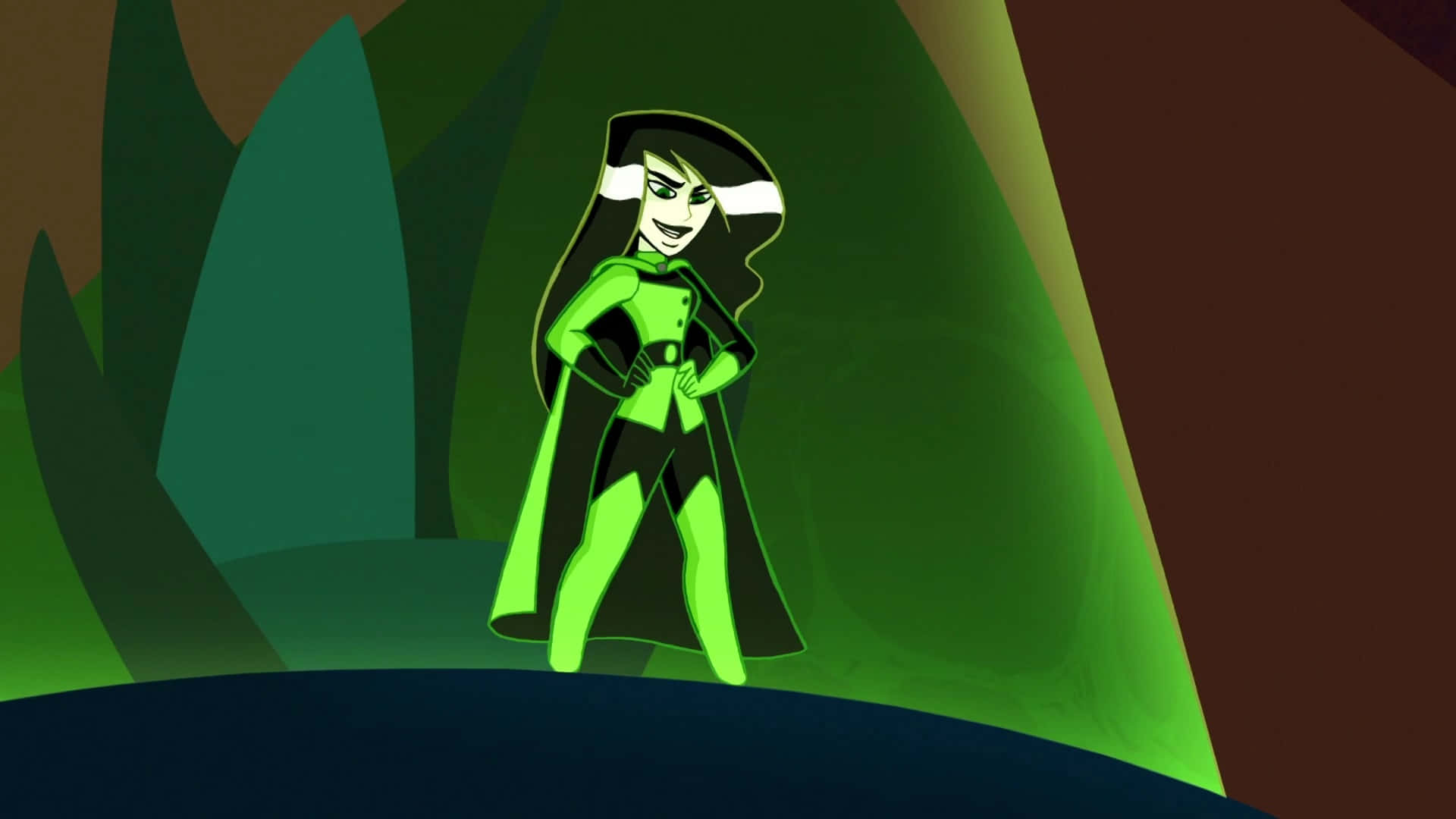 kim possible 桌布 壁紙 — 一位自信的動漫超級女英雄穿著發光的綠色套裝，在黑暗森林中的聚光燈下擺好姿勢。