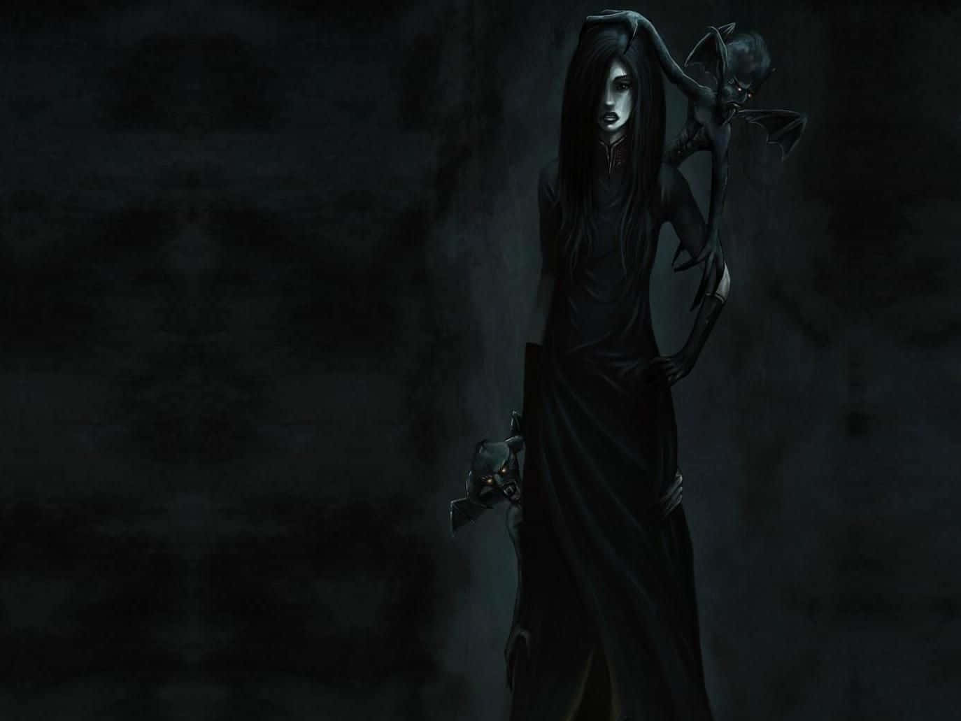 Dark Witch 桌布 壁紙 — 一位蒼白的女人穿著黑色長袍，站在陰暗的幽暗中，伴隨著兩隻像蝙蝠的小生物。