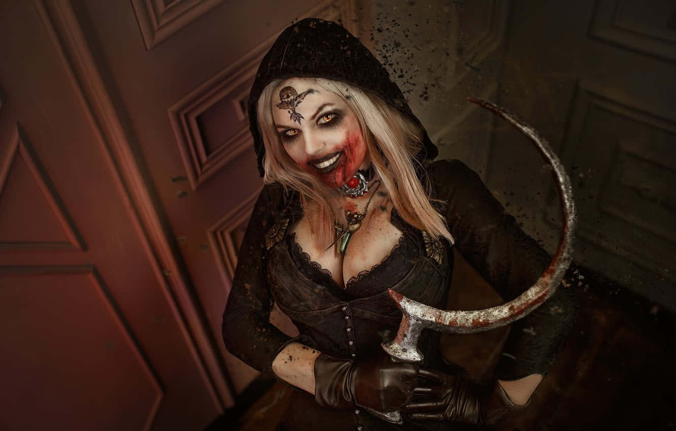 Gothic Fashion 桌布 壁紙 — 一位蒼白的女子穿著黑色連帽服裝，手持生鏽的鐮刀，血從她嘴裡滴落，背景是深色木門。