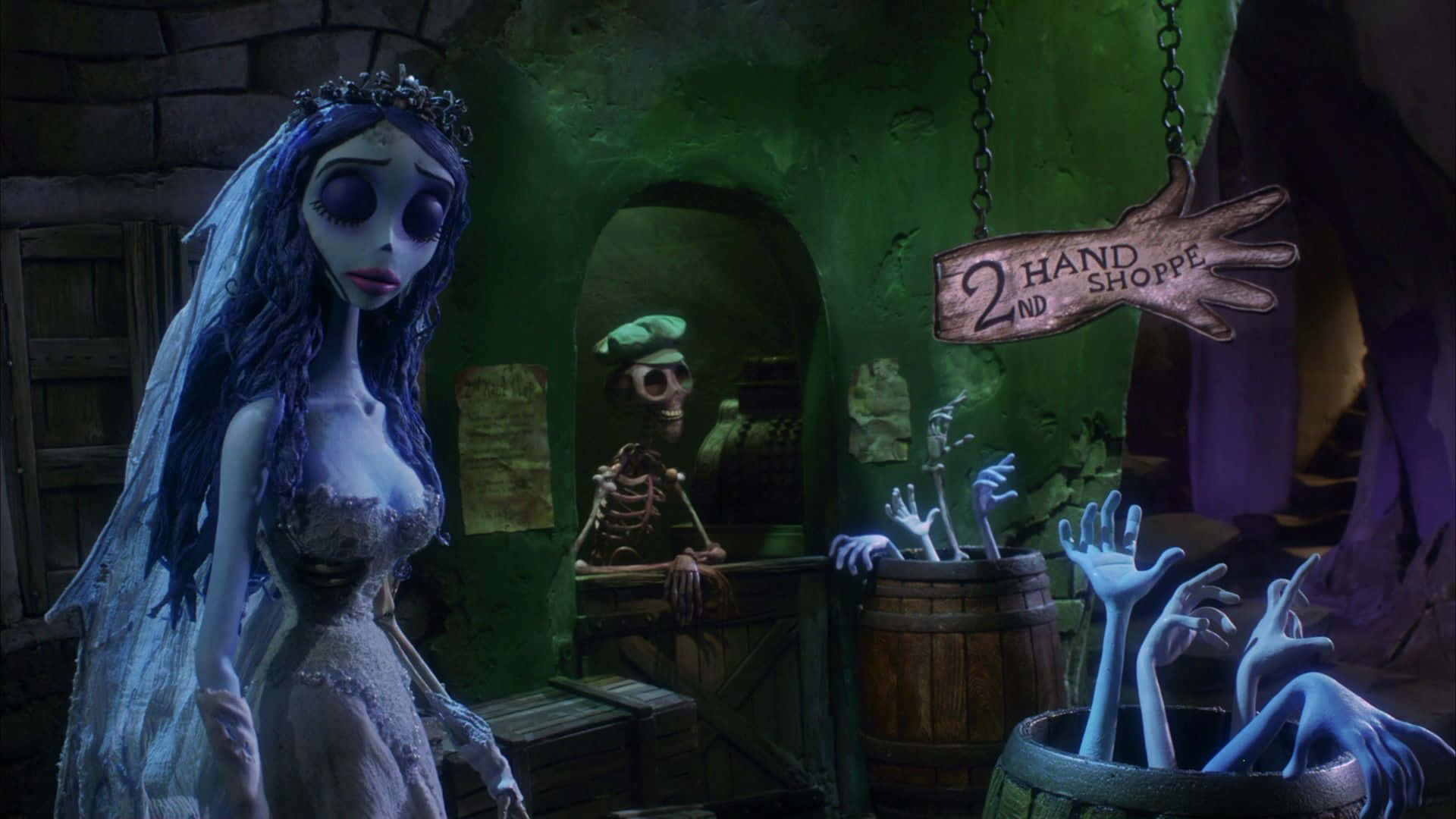 corpse bride 桌布 壁紙 — 一位蒼白的新娘，藍色頭髮，站在一個昏暗的綠色商店裡，店裡佈滿了骷髏手，木櫃檯後面有一個骷髏店員。