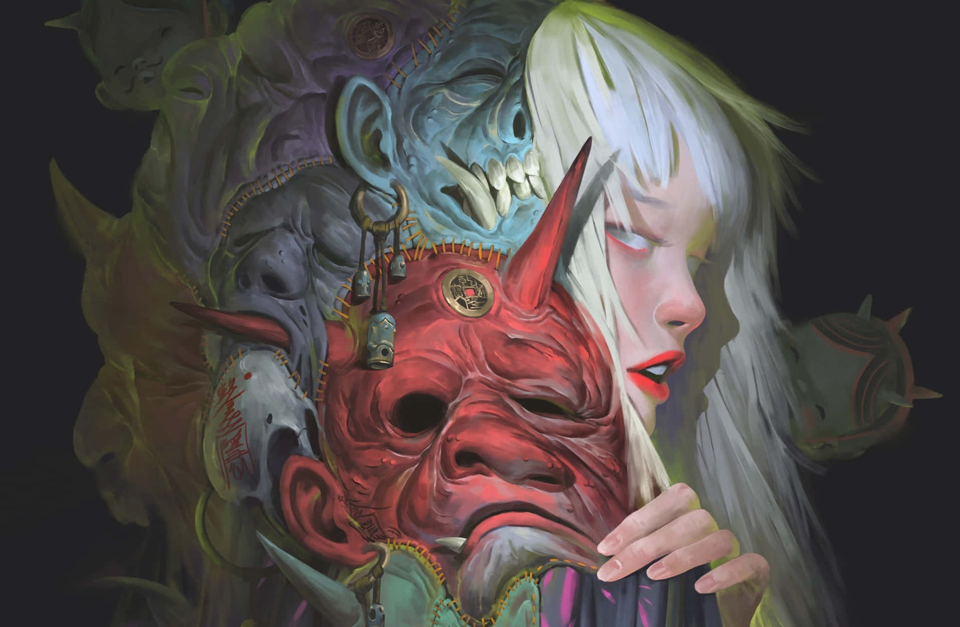 Halloween Masks 桌布 壁紙 — 一位蒼白的白髮女性輕輕地拿著一個紅色惡魔面具，而陰影中怪誕的面孔在她身後隱現於黑暗的環境中。