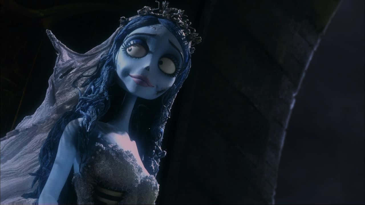 corpse bride 桌布 壁紙 — 一位蒼白藍皮膚的新娘，長長的黑髮和破爛的面紗，站在昏暗的哥德式環境中。