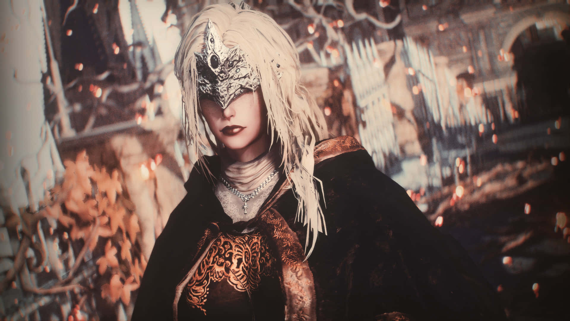 Fire Keeper 桌布 壁紙 — 一位蒼白銀髮女子戴著華麗面具和黑色斗篷，背景是燃燒的哥德式廢墟。