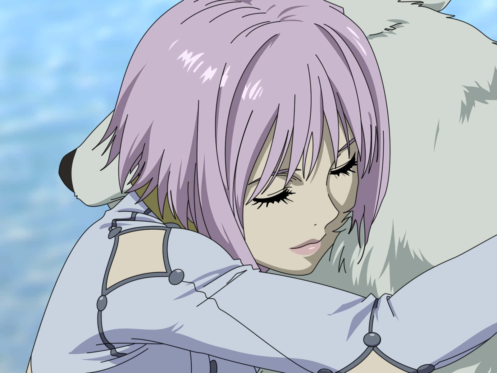 Wolf's Rain Cheza 桌布 壁紙 — 一位薰衣草色頭髮的動漫女孩在柔和的藍天背景下平靜地擁抱一個毛茸茸的白色生物。