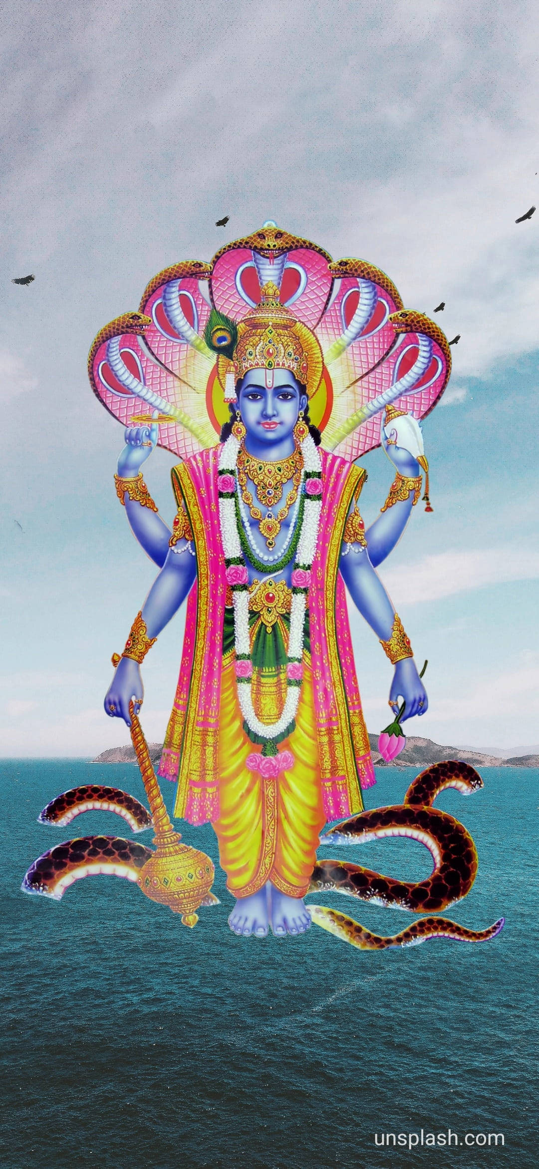 Vishnu 桌布 壁紙 — 一位藍皮膚的印度教神祇，有多隻手臂和一個多頭蛇冠冕，平靜地站在海洋之上。