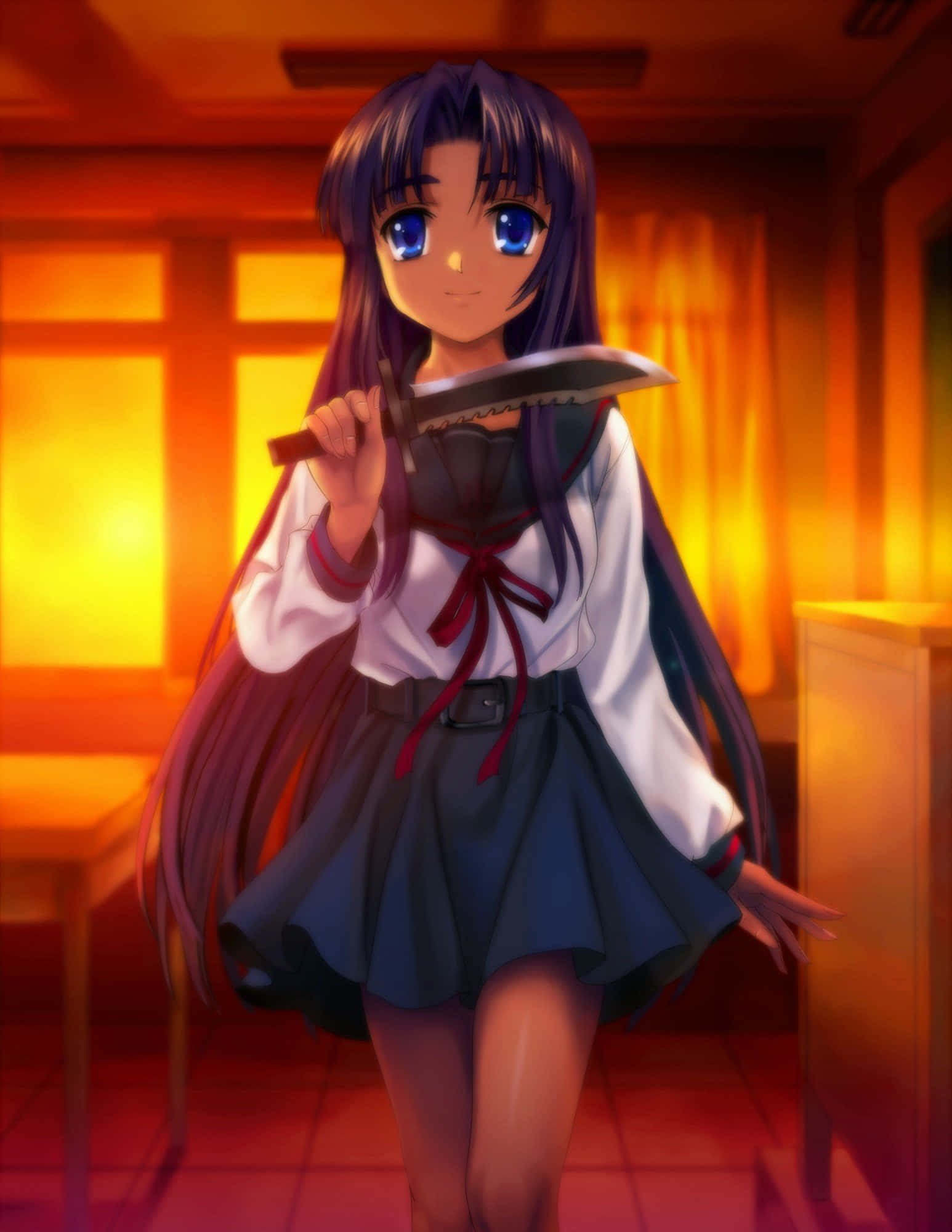 Ryoko Asakura 桌布 壁紙 — 一位藍眼動漫女孩穿著校服，在溫暖的房間裡拿著刀，房間裡有橙色的光芒。
