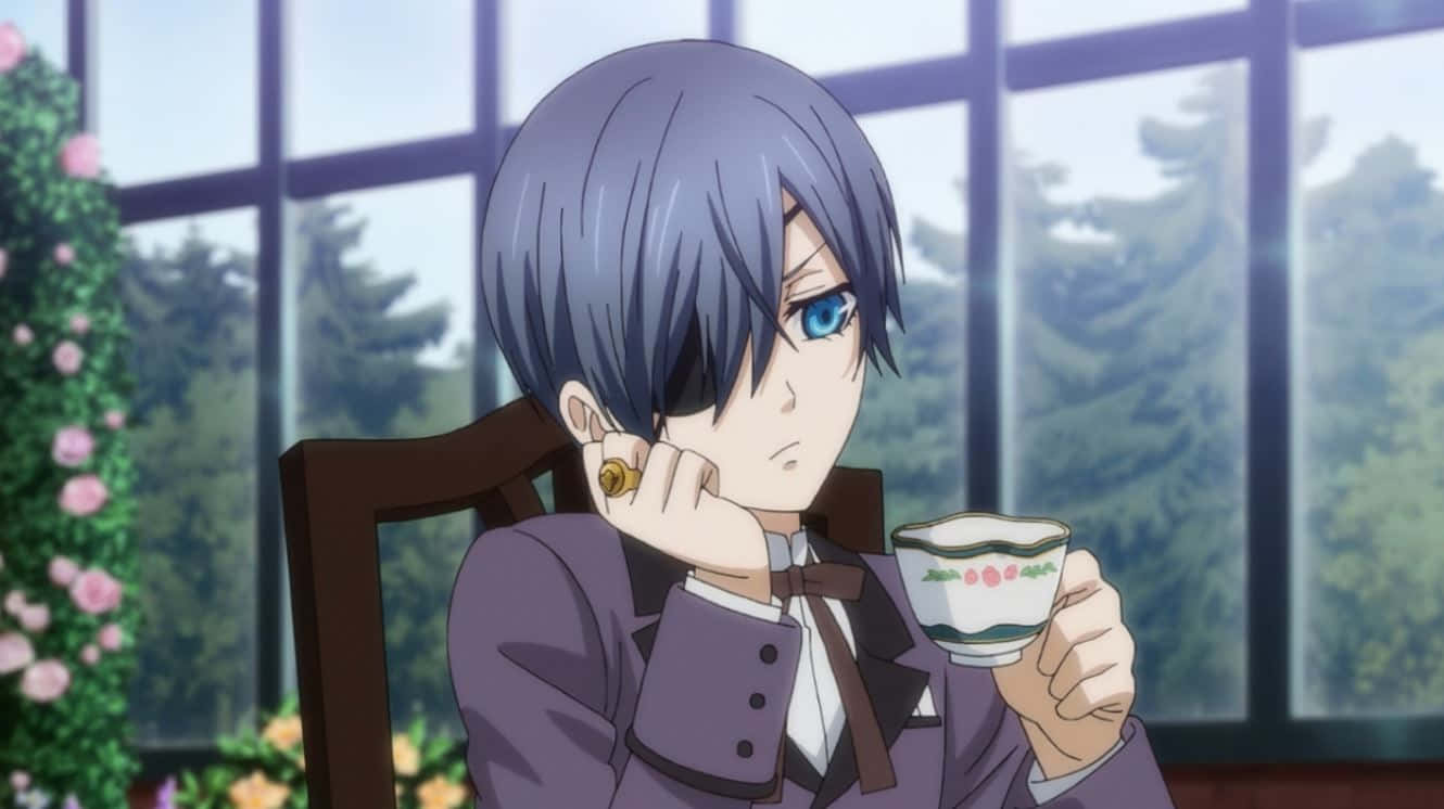 Ciel Phantomhive 桌布 壁紙 — 一位藍眼灰髮的動漫男孩在窗邊喝茶，窗外有綠樹和粉紅花朵。