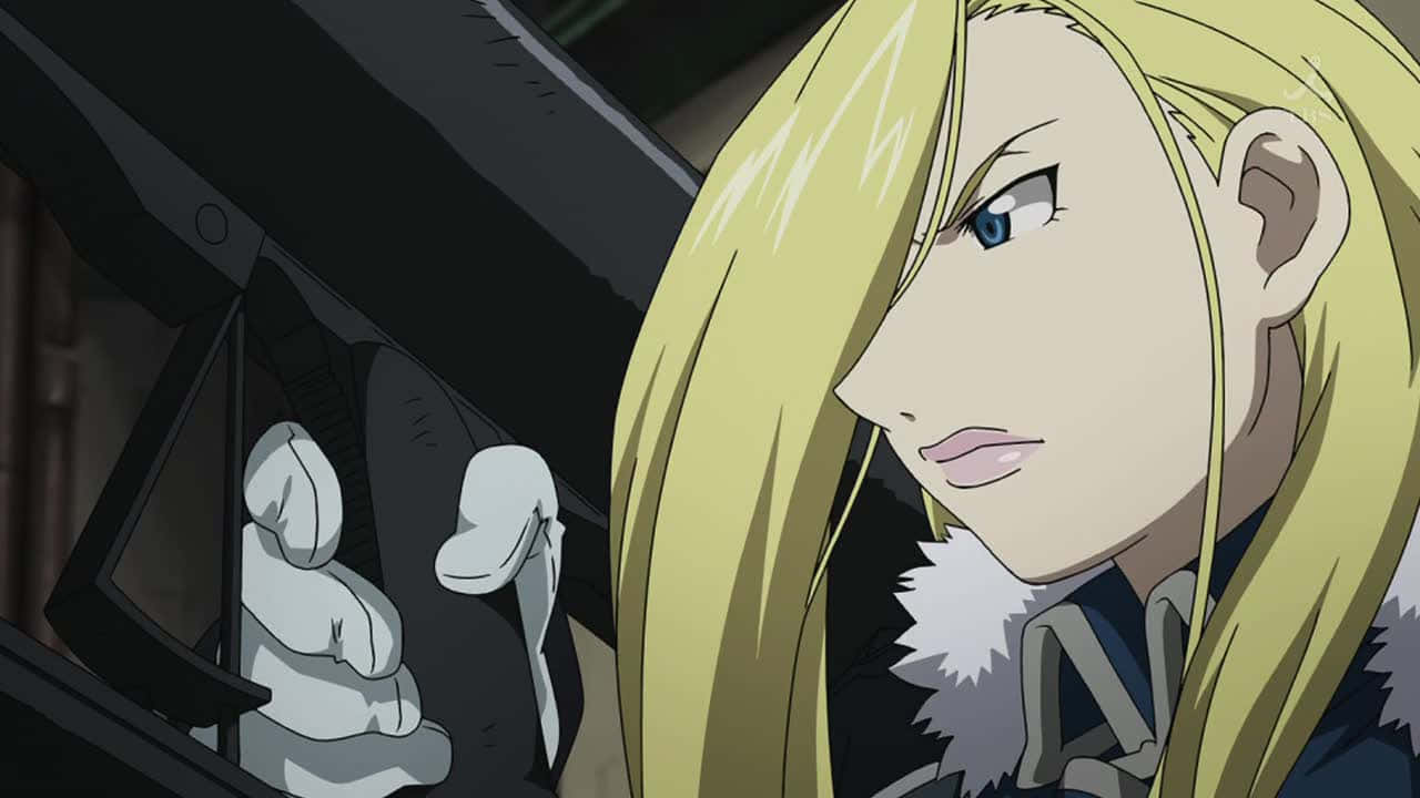 Olivier Mira Armstrong 桌布 壁紙 — 一位藍眼金髮動漫女性在昏暗場景中手持一把大型黑色槍支。