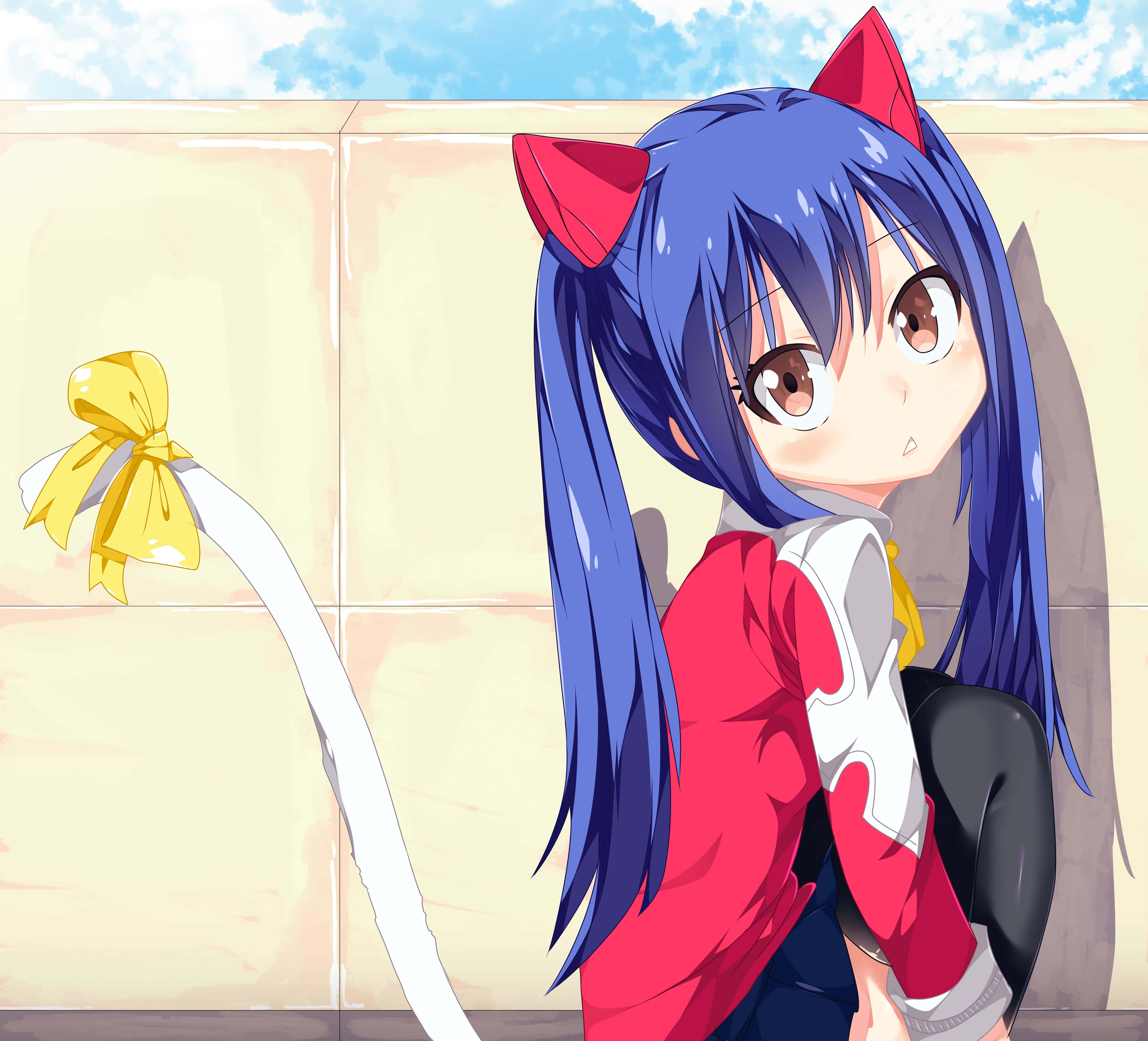 Wendy Marvell 桌布 壁紙 — 一位藍髮動漫女孩，長著紅色貓耳和一條末端繫著黃色蝴蝶結的白色尾巴，靠在瓷磚牆上，背景是明亮的藍天。