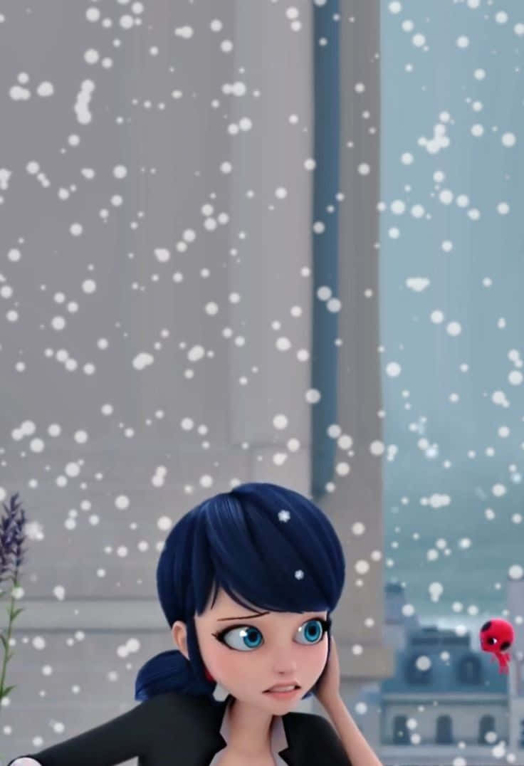 Marinette 桌布 壁紙 — 一位藍髮動漫女孩睜大眼睛，在城市景觀中仰望飄落的雪花。