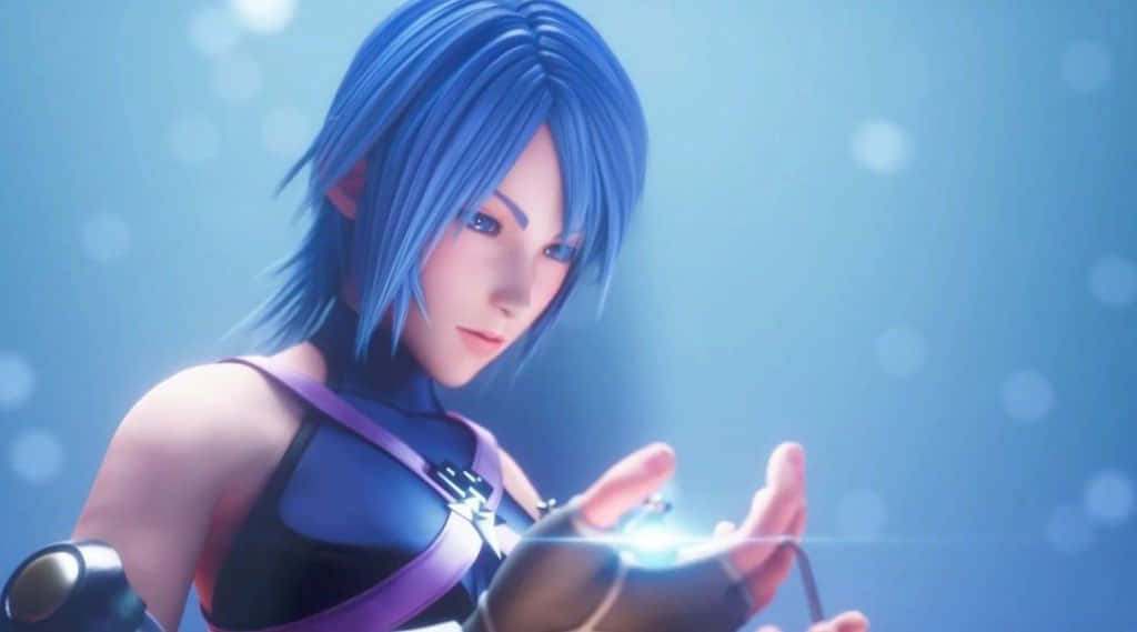 Kingdom Hearts Characters 桌布 壁紙 — 一位藍髮動漫女孩穿著紫色和黑色服裝，在柔和的藍色散景背景下，專注地握著一個發光的球體。