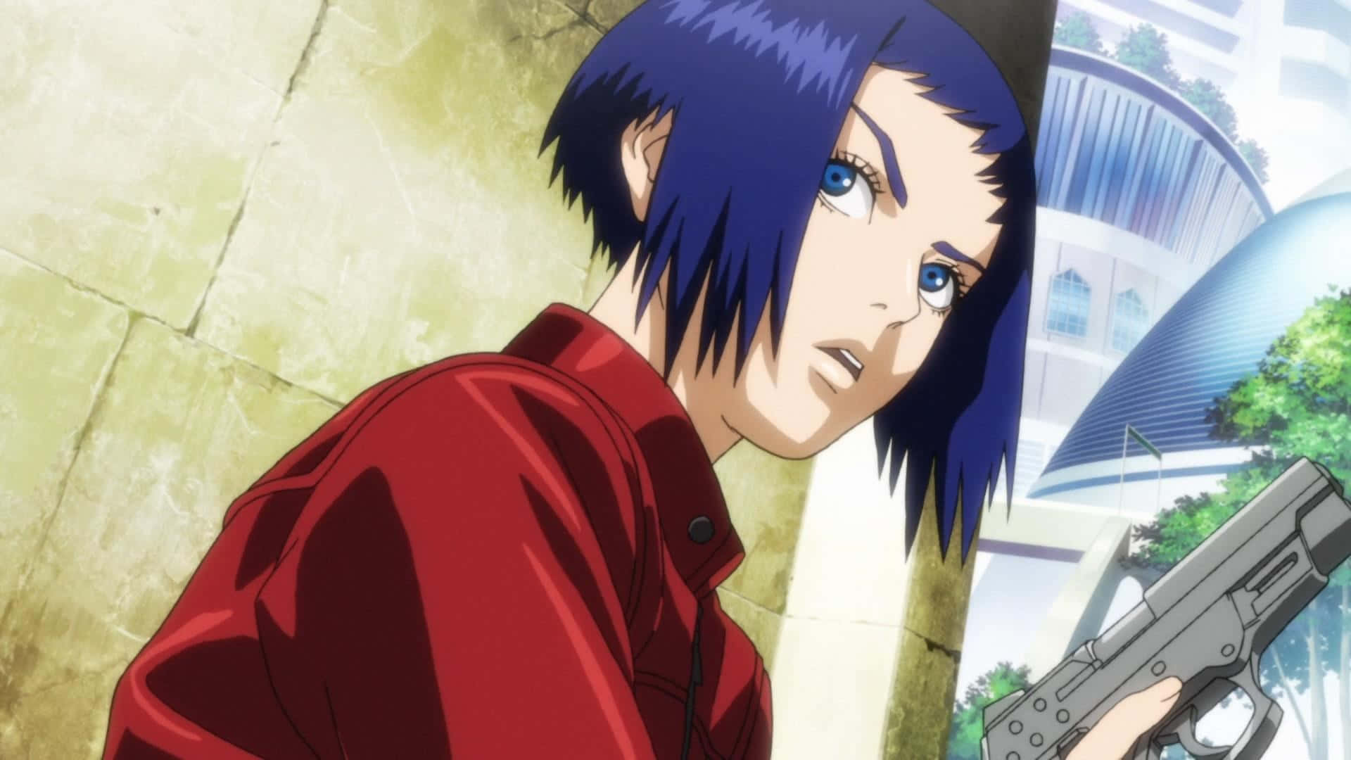 Ghost In The Shell Logicoma 桌布 壁紙 — 一位藍髮動漫女性穿著紅色外套，靠著石牆，手持手槍，附近有未來主義建築。