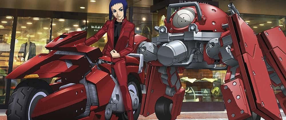 Ghost In The Shell Logicoma 桌布 壁紙 — 一位藍髮女性身穿紅色西裝，自信地坐在一輛紅色電單車上，旁邊有一個相配的紅色機械人，背景是玻璃幕牆的都市環境。