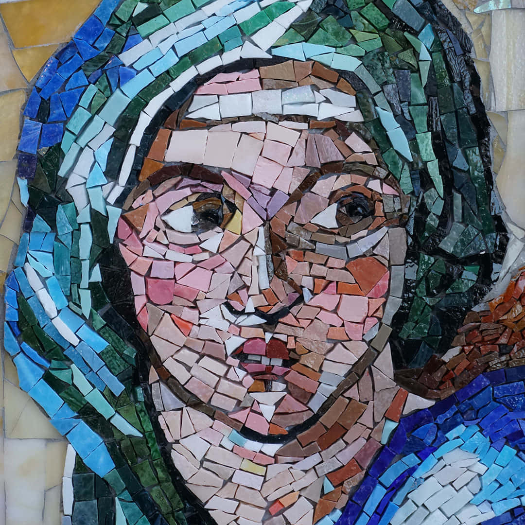 Mosaic 桌布 壁紙 — 一位表情平靜的女性馬賽克肖像，由藍色、綠色和大地色調的彩色陶瓷磚製成。