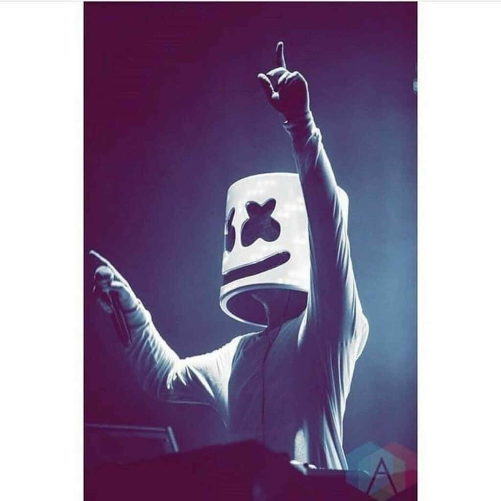 Marshmello - Marshmello 壁紙 — 一位表演者戴著白色棉花糖頭盔，眼睛和嘴巴呈X形，在紫色舞台燈光下充滿活力地做手勢。