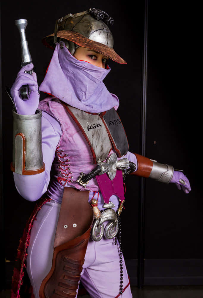 Zam Wesell 桌布 壁紙 — 一位角色扮演者穿著細節豐富的紫色和棕色科幻服裝，在黑暗背景下手持爆能槍。