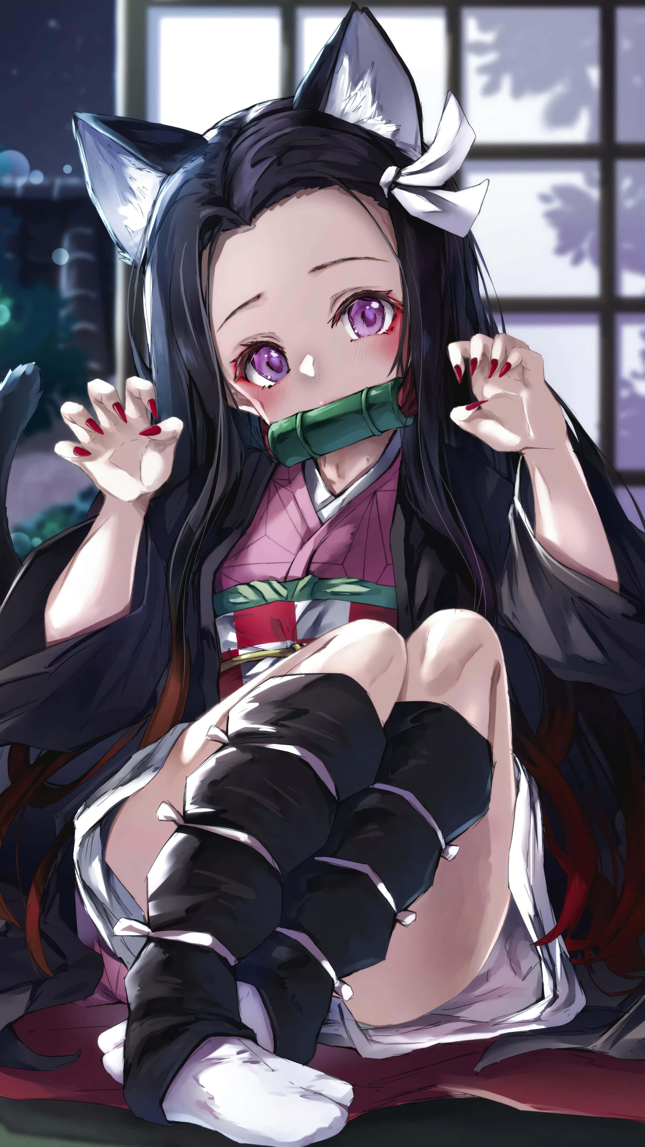 neko 桌布 壁紙 — 一位貓耳動漫少女穿著和服，戴著竹製口塞，紫色眼睛睜大，雙手舉起，坐在窗邊光線充足的房間裡。