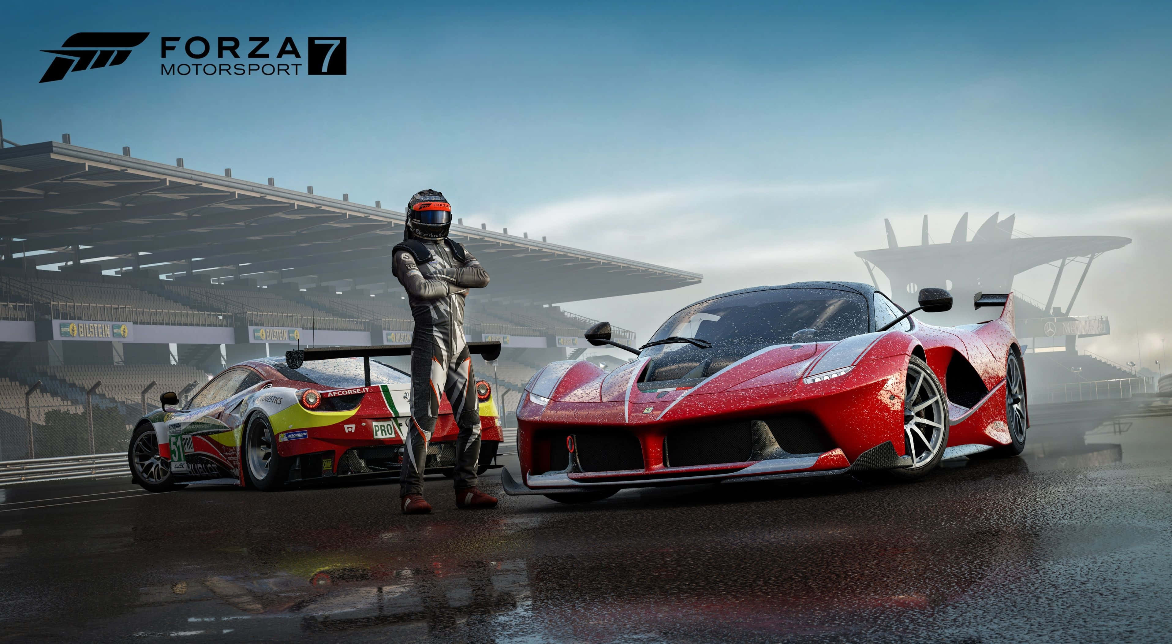 Forza Motorsport 17 - PC 壁紙 — 一位賽車手站在一輛紅色法拉利SF90 Stradale和一輛色彩繽紛的賽車旁邊，在潮濕的賽道上，天空朦朧。
