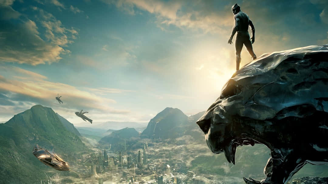 King Of Wakanda 桌布 壁紙 — 一位超級英雄站在一個巨大的鋸齒狀石豹頭上，俯瞰著一個廣闊的未來城市山谷，其中有飛行車輛，背景是金色的日落天空。