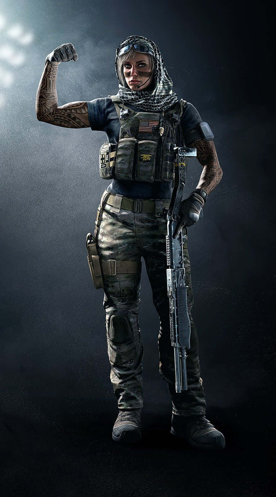 Rainbow Six Siege Valkyrie 桌布 壁紙 — 一位身上有大量紋身的女兵，身穿戰術裝備，在戲劇性的聚光燈下握著步槍，繃緊二頭肌。