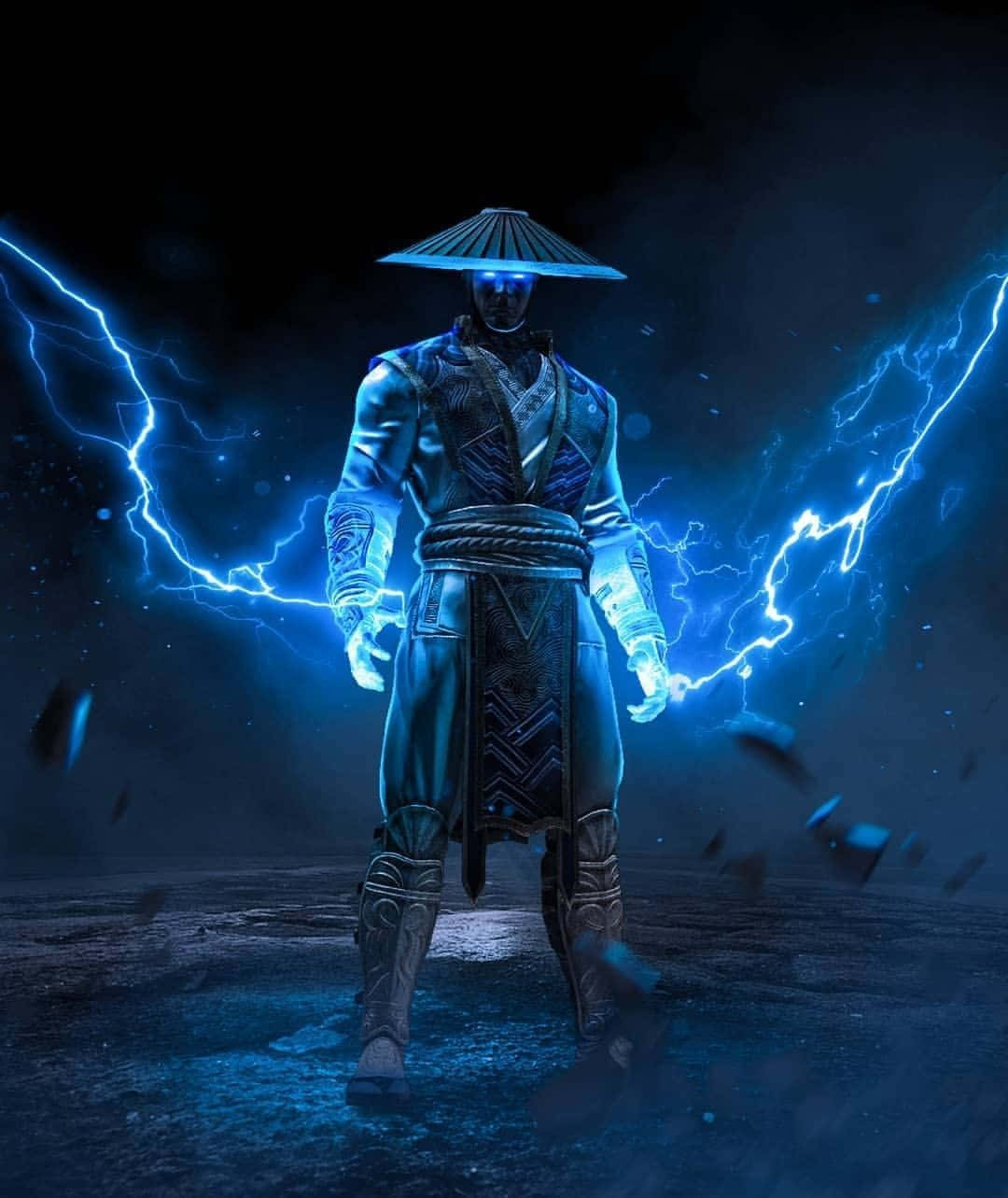 Mortal Kombat Raiden 桌布 壁紙 — 一位身穿傳統盔甲和錐形帽的藍光忍者戰士，在黑暗的暴風雨背景下引導噼啪作響的閃電能量。