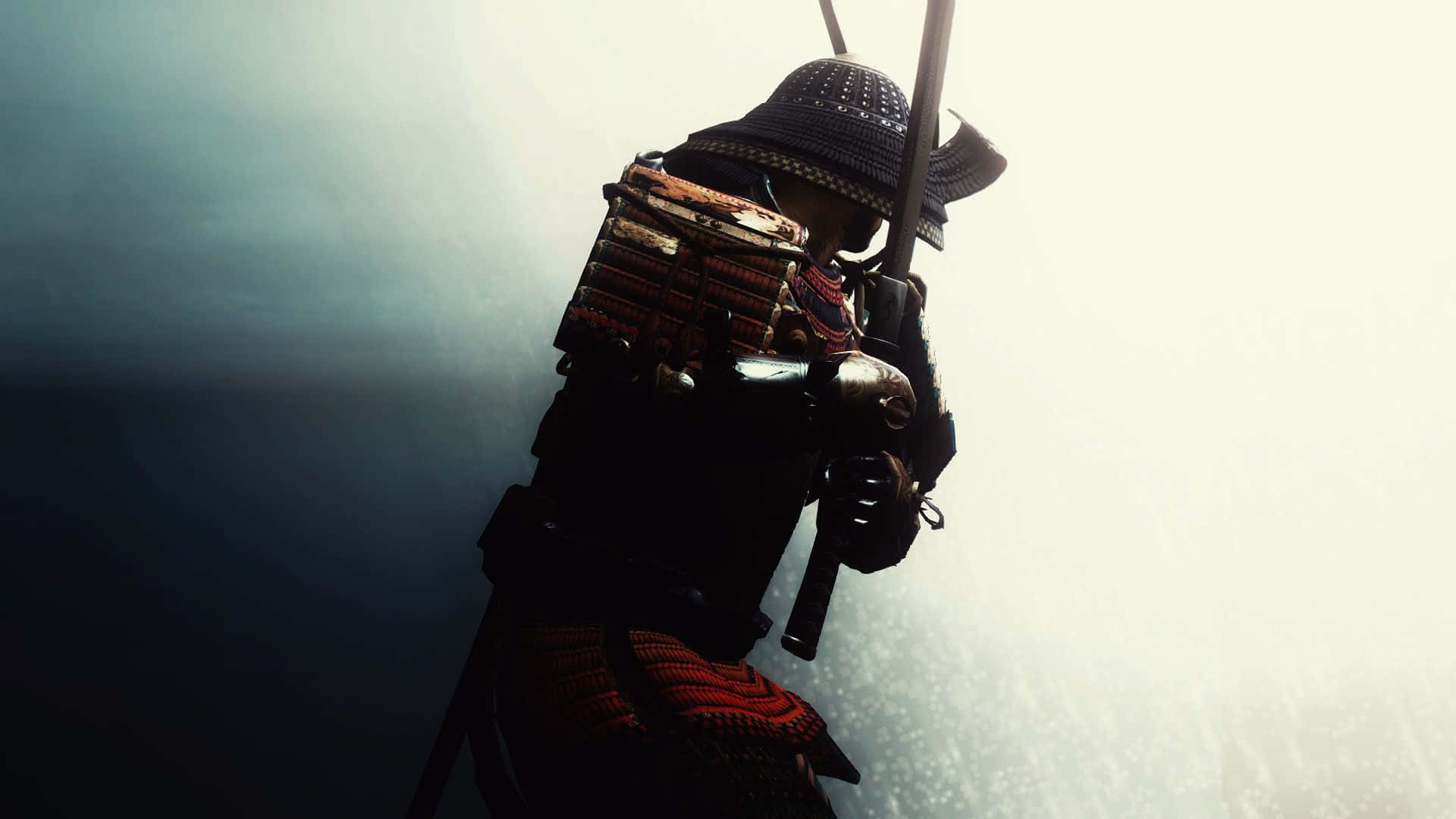 武士 桌布 壁紙 — 一位身穿傳統盔甲的武士武士，在朦朧發光的背景下以剪影姿態站立，手持武士刀。