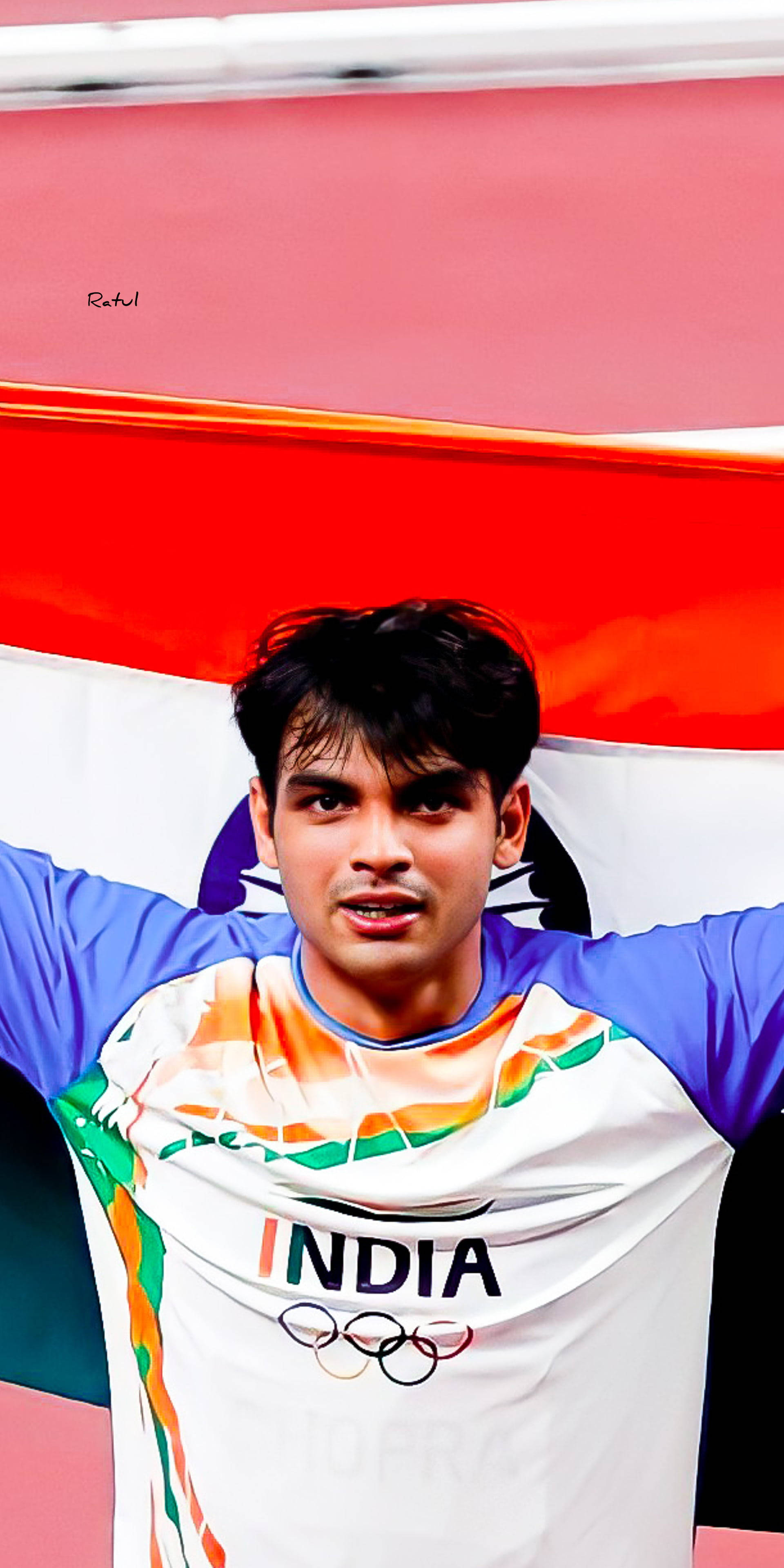 運動 桌布 壁紙 — 一位身穿印有「INDIA」和奧運五環的白色奧運球衣的印度運動員，高舉印度國旗，展現勝利姿態。