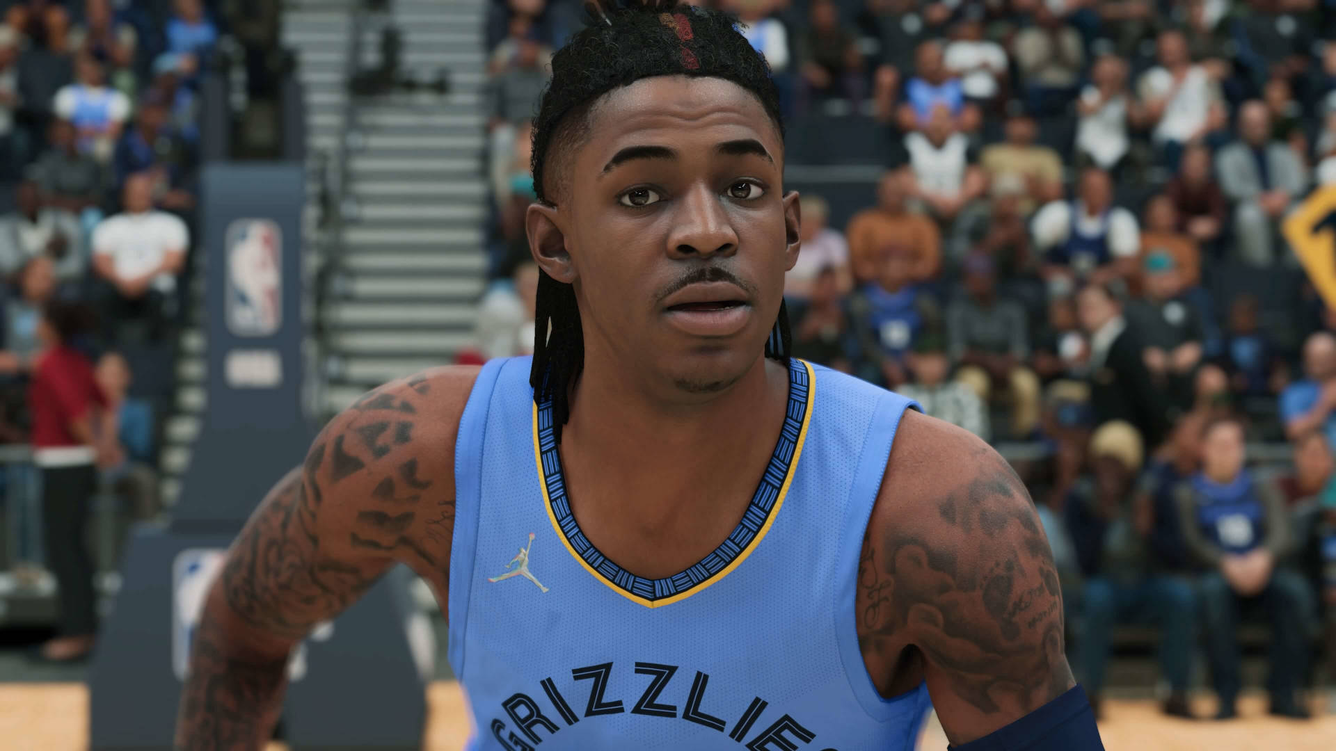 Ja Morant NBA 2K22 壁紙 — 一位身穿孟菲斯灰熊隊球衣的籃球運動員在比賽中專注地凝視，背景是模糊的人群。
