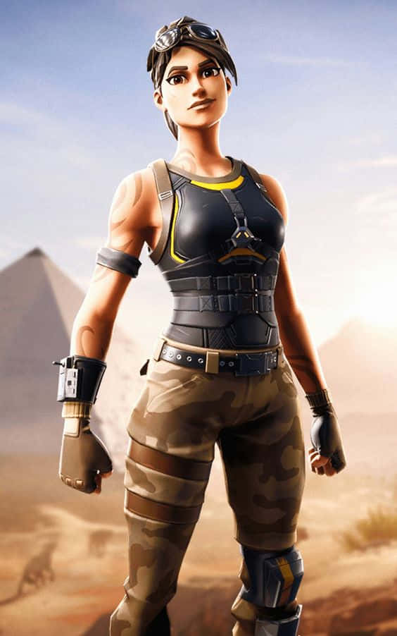 Ramirez Fortnite 桌布 壁紙 — 一位身穿戰術裝備的女性Fortnite角色在晴朗天空下自信地站在沙漠中，背景有金字塔。