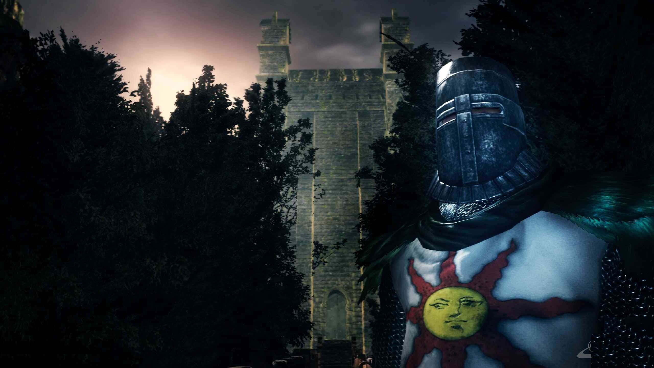Solaire Of Astora 桌布 壁紙 — 一位身穿暗色盔甲、帶有太陽符號的騎士，在暮色天空下站在石塔前。
