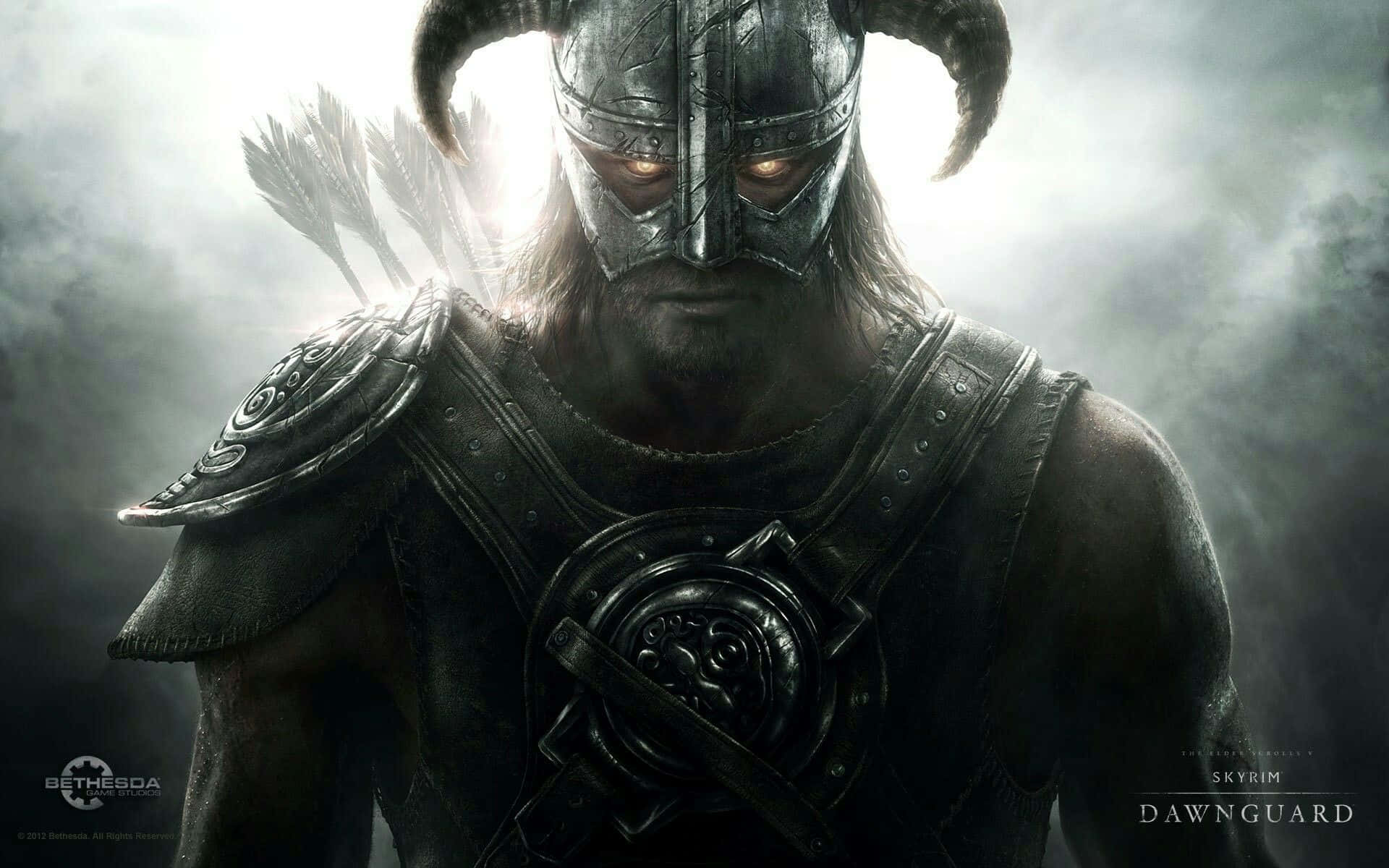 dovahkiin 桌布 壁紙 — 一位身穿暗色盔甲、眼睛發光、戴著角盔的戰士，站在迷霧般的光線中，背上背著箭。