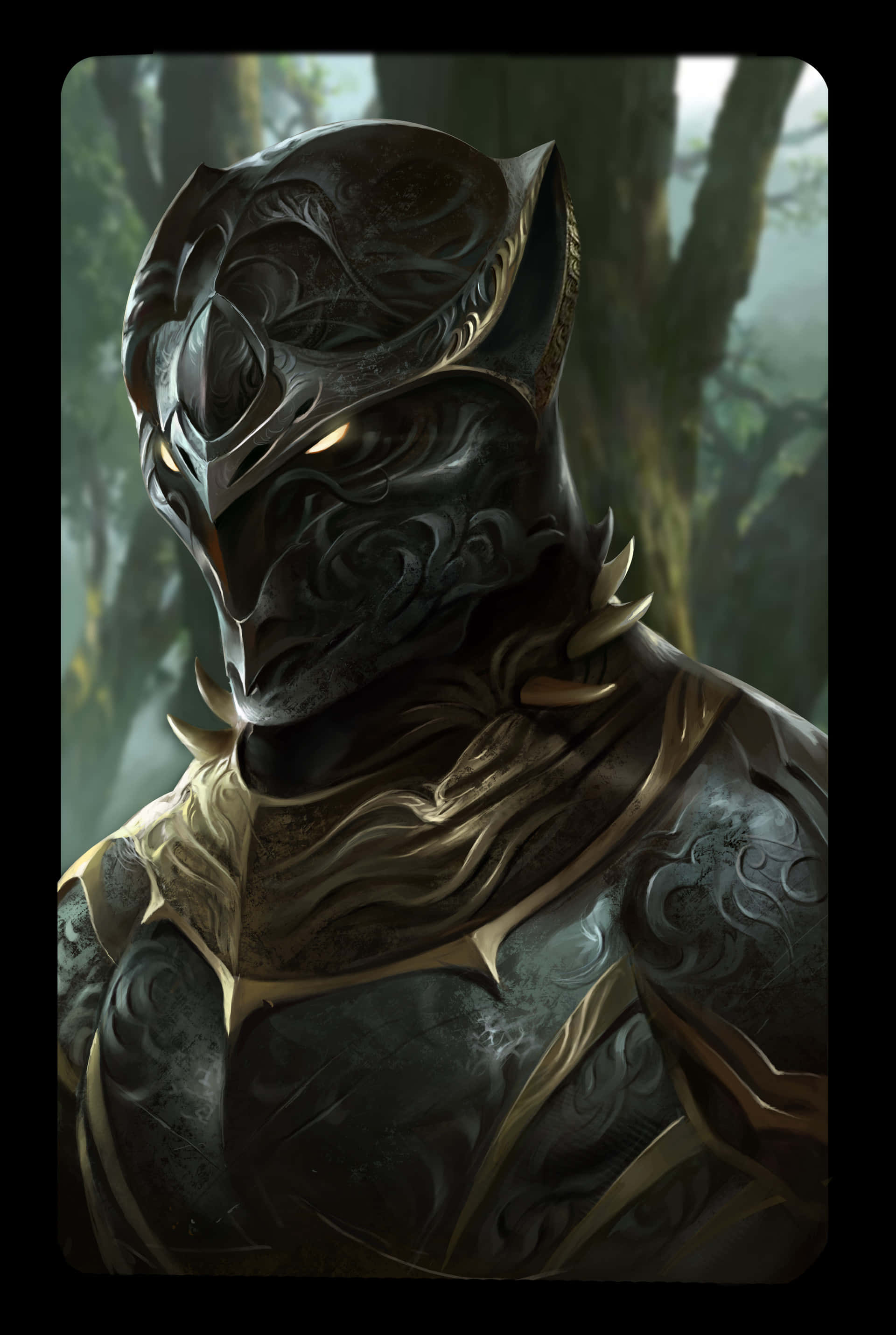 King Of Wakanda 桌布 壁紙 — 一位身穿暗色盔甲、雙眼發光的戰士站在迷霧森林中，華麗的金色裝飾在陰暗的金屬上閃爍。
