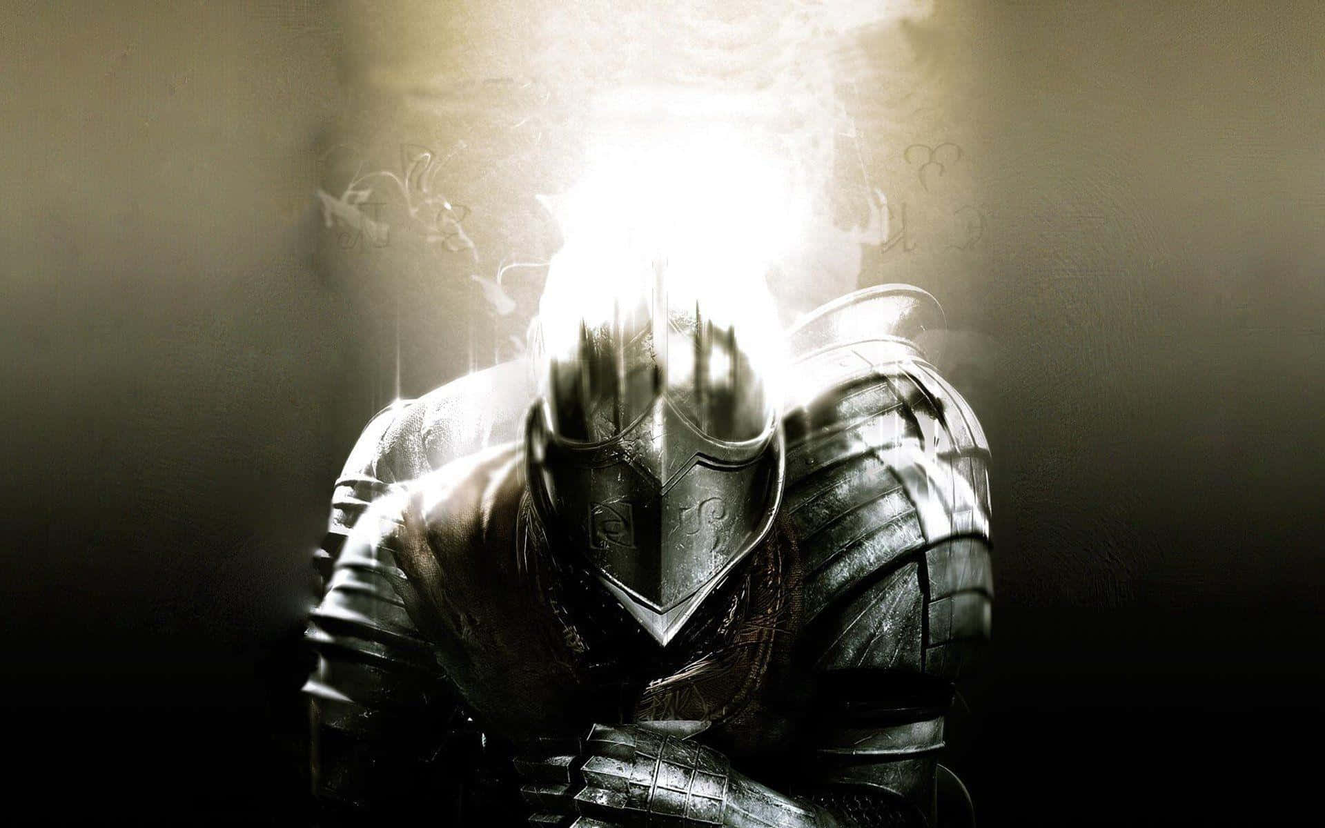 Dragon Slayer Ornstein 桌布 壁紙 — 一位身穿暗色盔甲的騎士在陰影中鞠躬，神聖的光芒從他的頭盔中迸發，形成一個戲劇性的電影場景。
