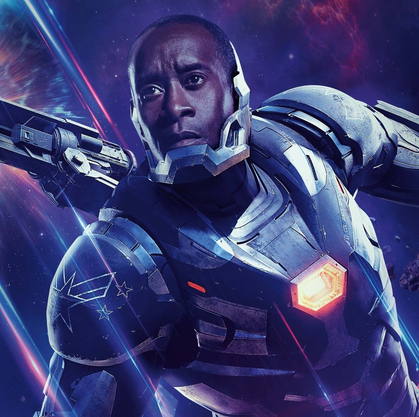 James Rhodes 桌布 壁紙 — 一位身穿未來裝甲的超級英雄站在宇宙背景下，伴隨著發光的能量光束和星域。